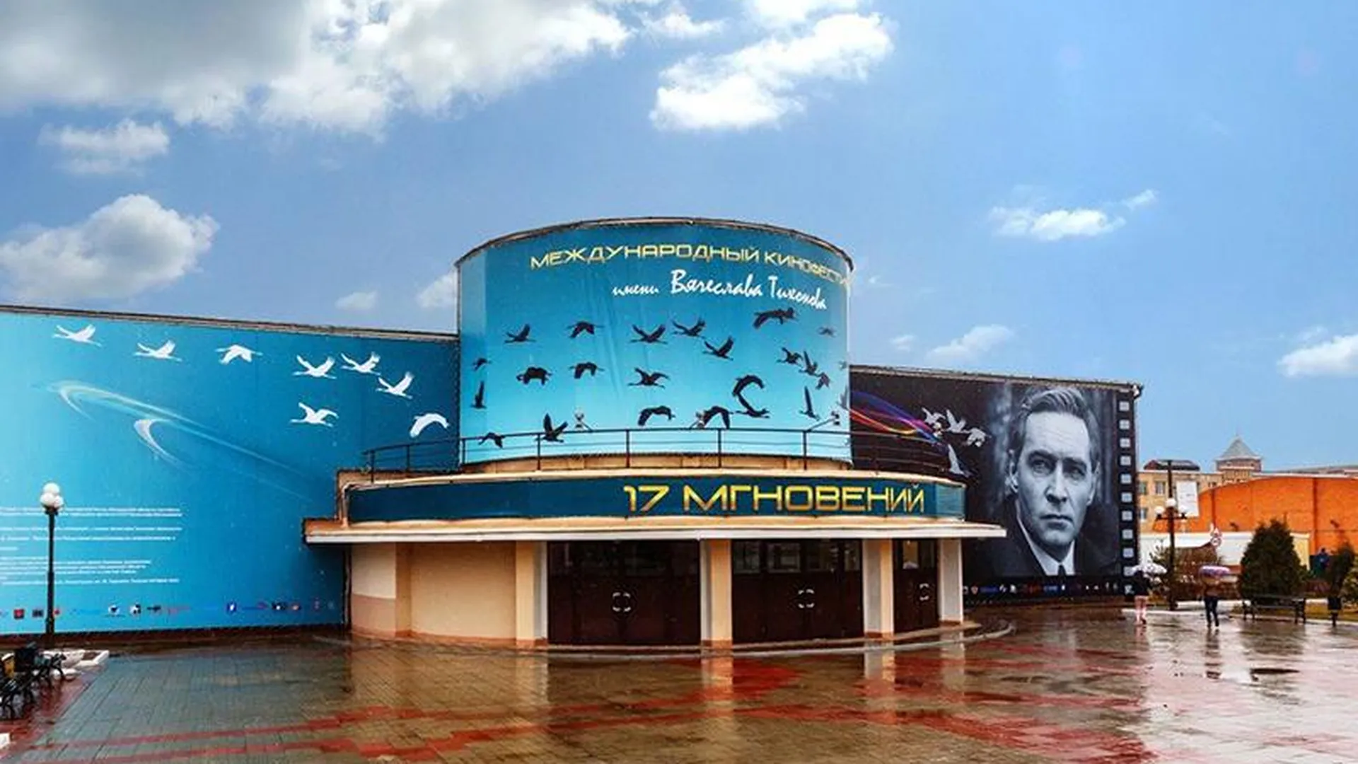 Впервые под открытым небом: почему стоит посетить кинофестиваль «17 мгновений» в Павловском Посаде