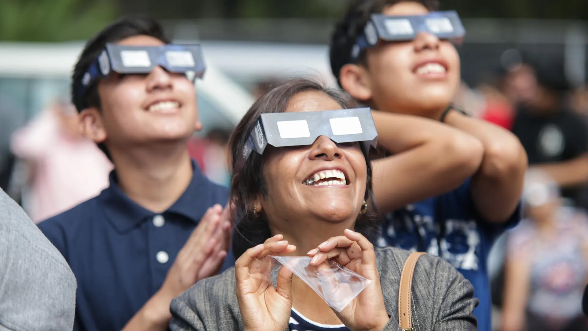Жители Мексики наблюдают солнечное затмение в специальных очках с фильтром. Фото: Francisco Canedo / XinHua