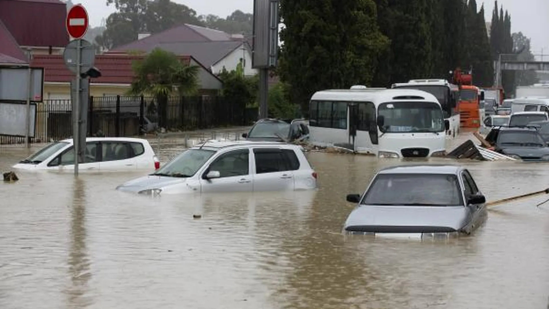 Автомобили в Мытищах ушли под воду по крышу