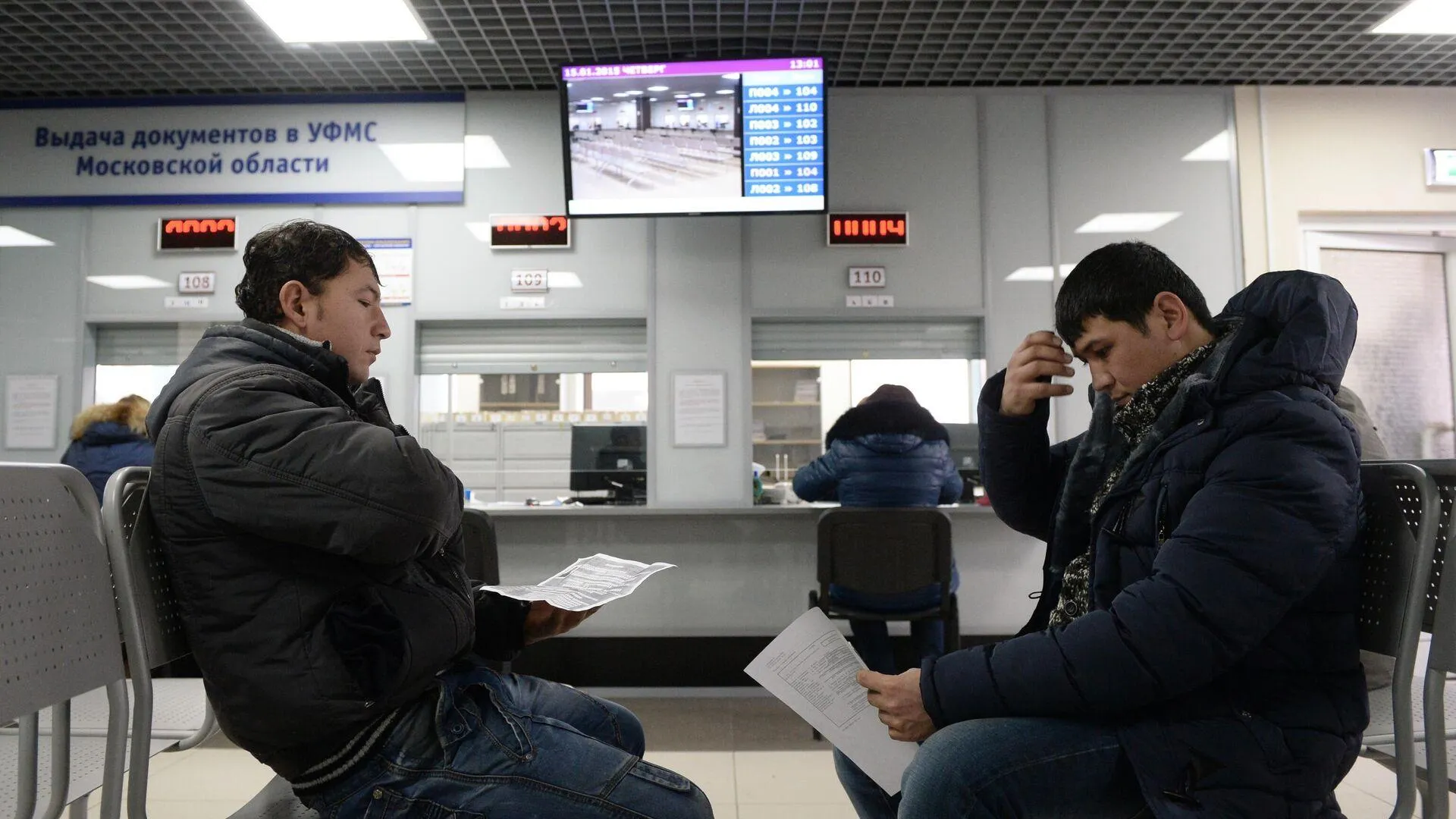 Наказание за незаконную выдачу патентов мигрантам предложили ужесточить в России