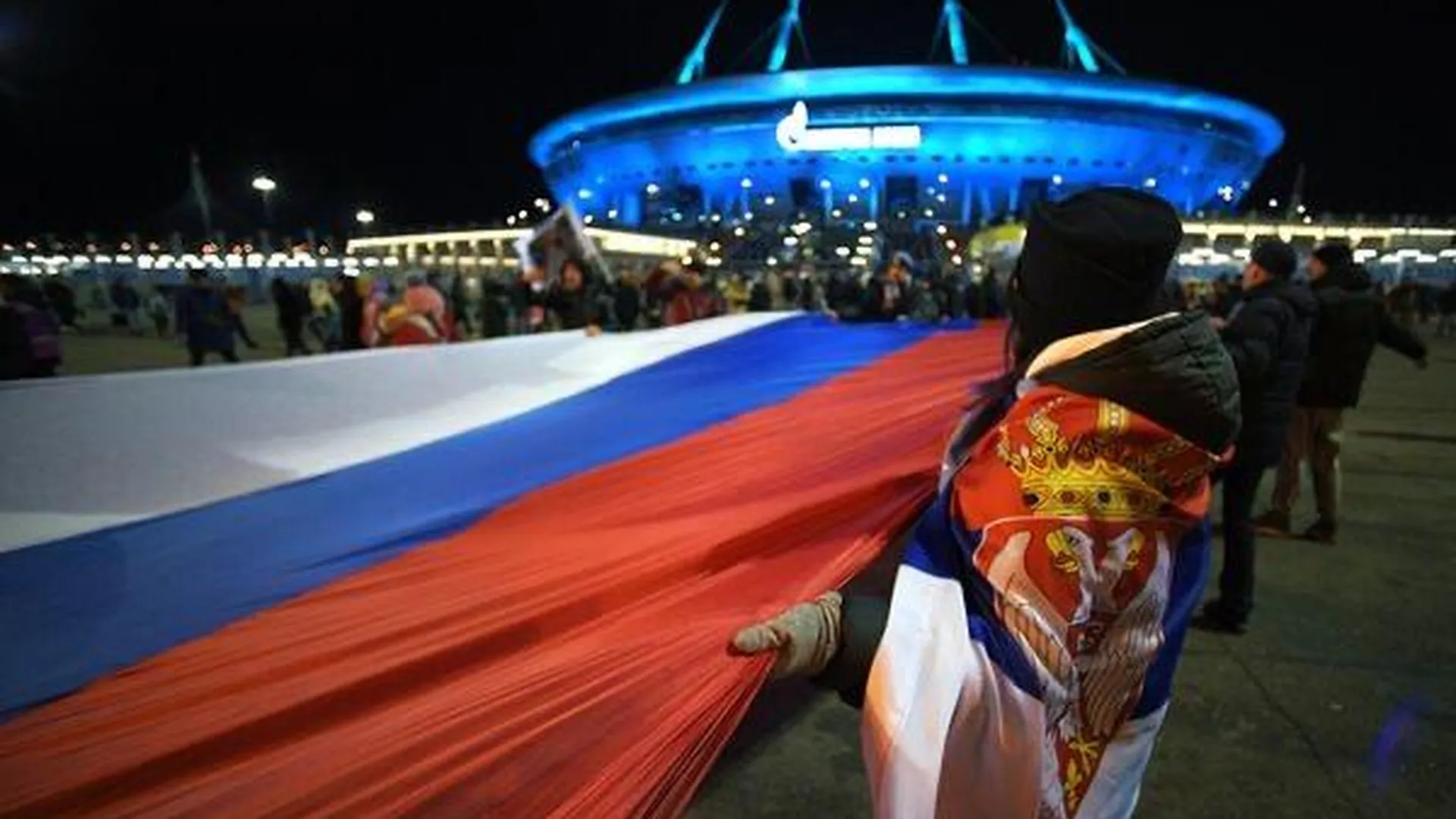 Футбольные болельщики принесли гигантский сербско-российский флаг к стадиону в Санкт-Петербурге