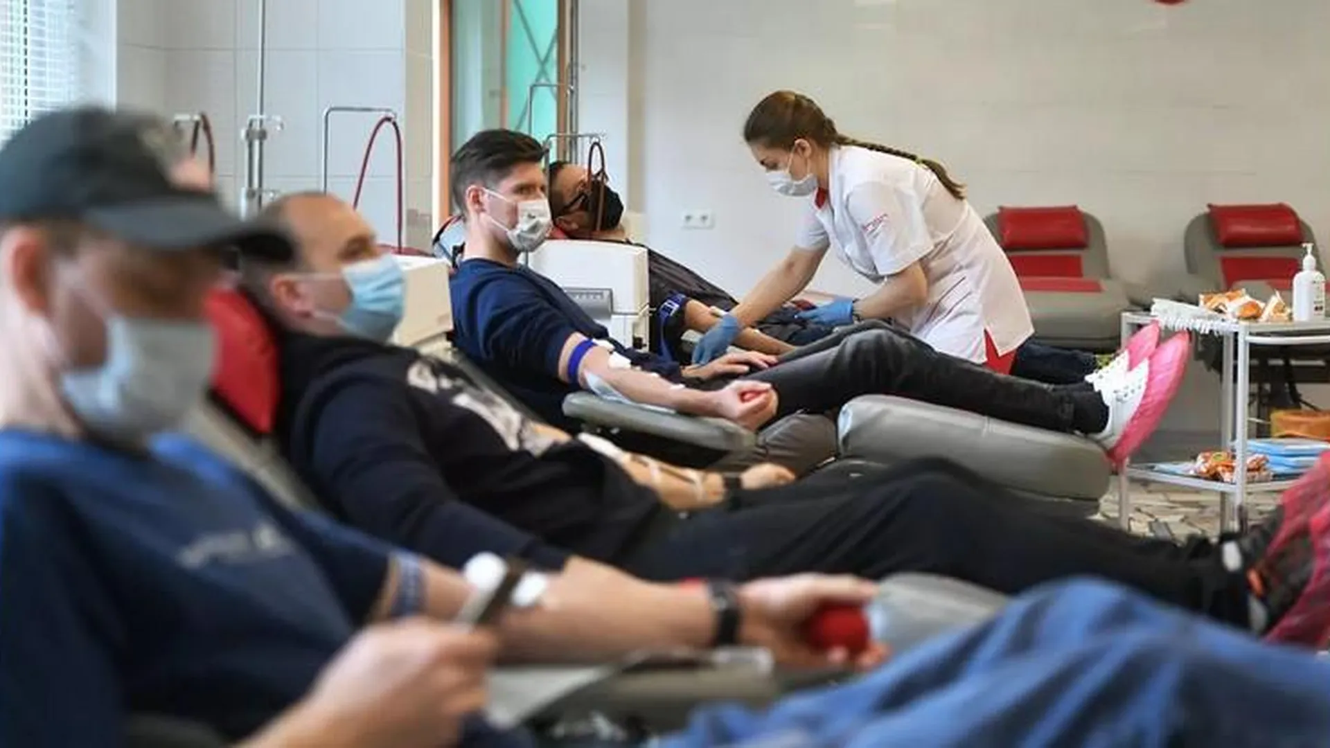Более тысячи россиян сдали кровь для помощи пострадавшим в Махачкале
