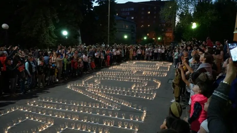Слово «Спасибо» из тысячи свечей выложили жители Котельников в память о Великой Победе