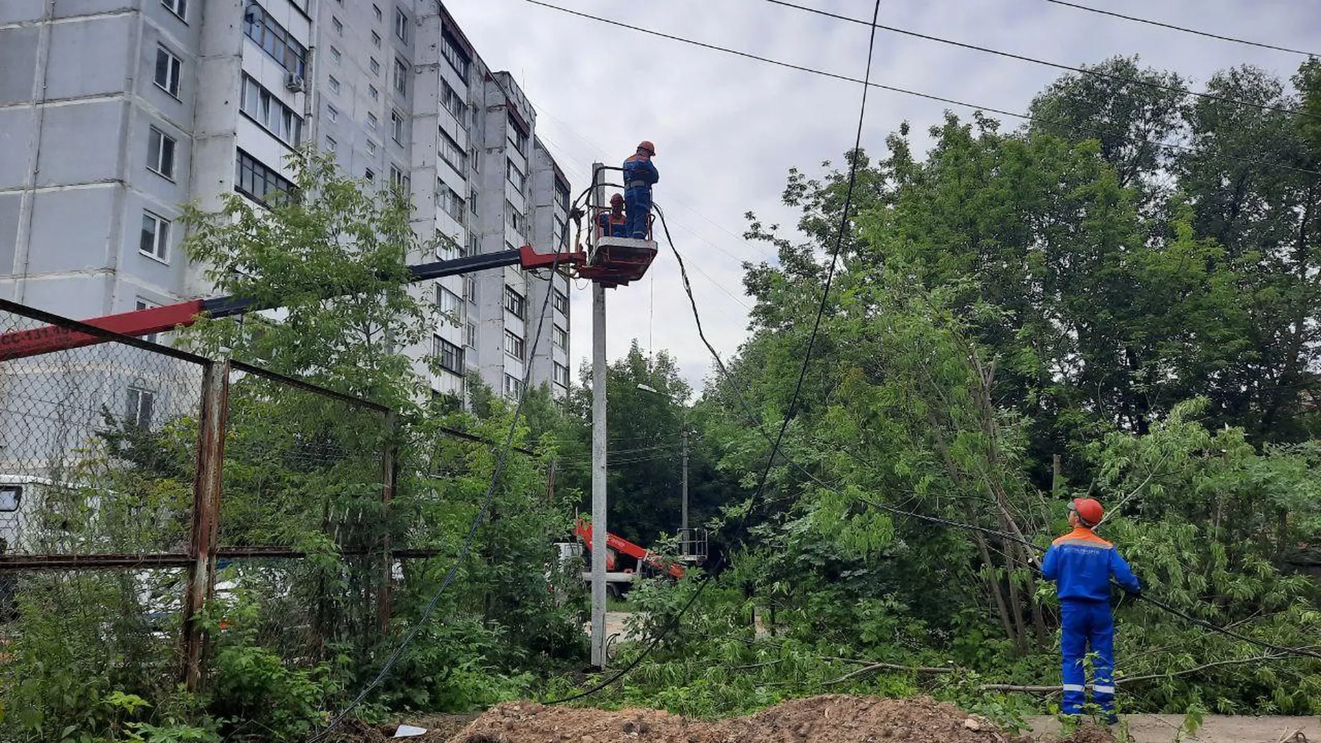 Свыше 400 опор линий электропередачи обновили в Подмосковье с марта | 360°