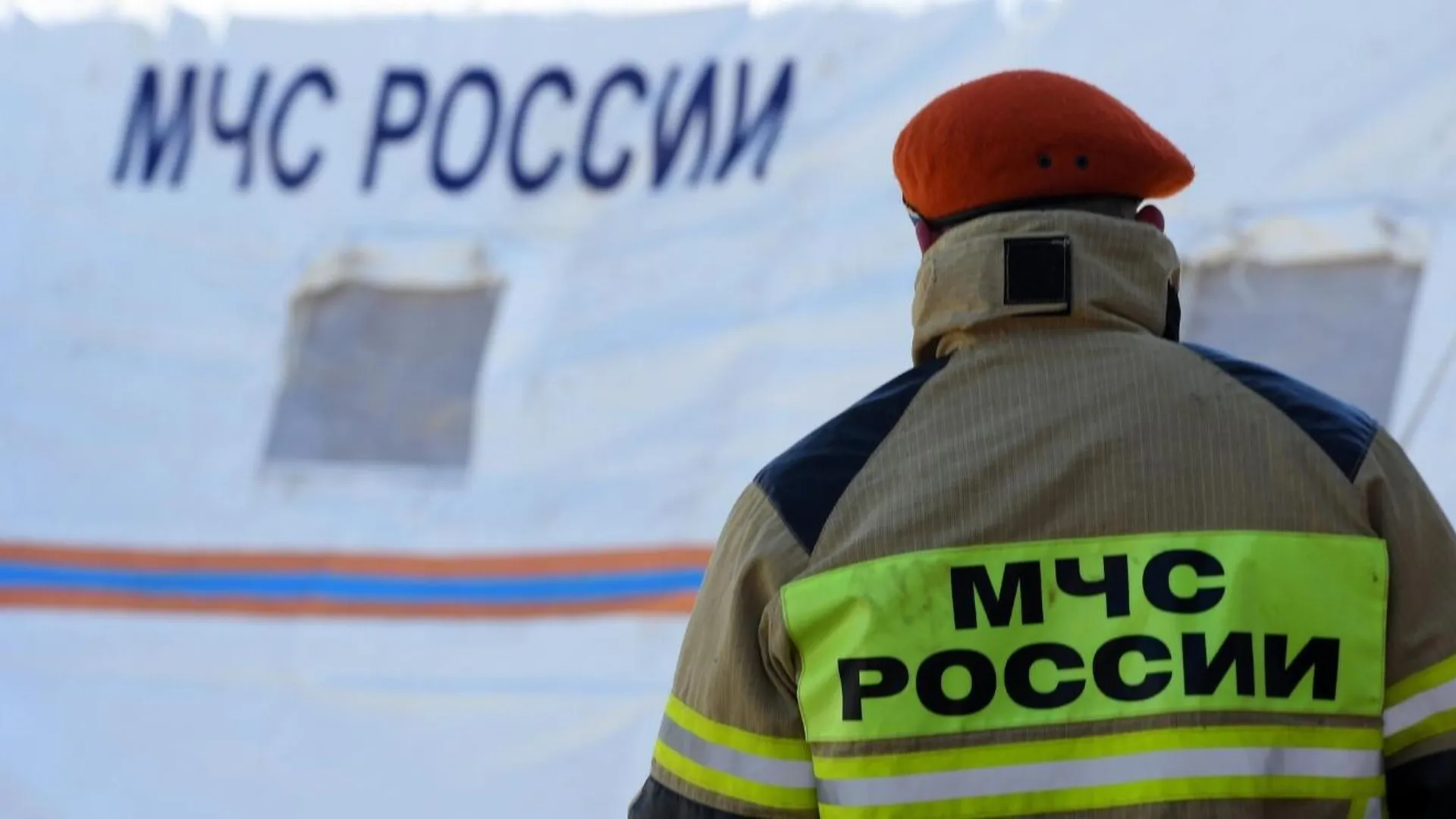 Увязшего в глине под Петербургом школьника вытащили спасатели