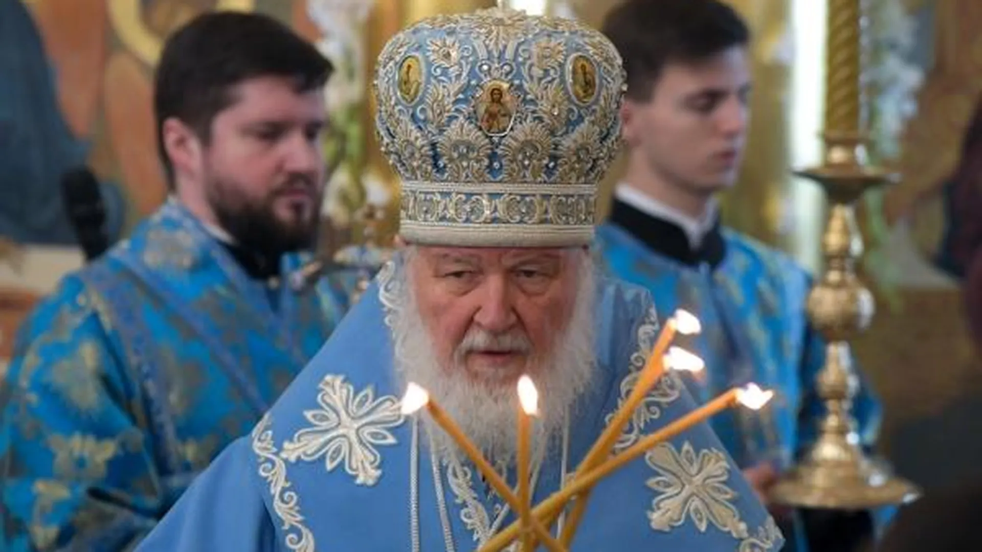 Патриарх Московский и всея Руси Кирилл совершает Божественную литургию в честь праздника Покрова Пресвятой Богородицы