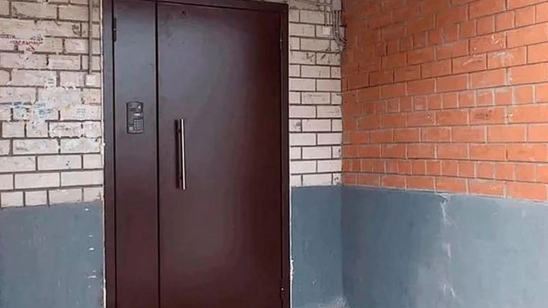Металлические двери сняли с подъездов воры в Краснозаводске