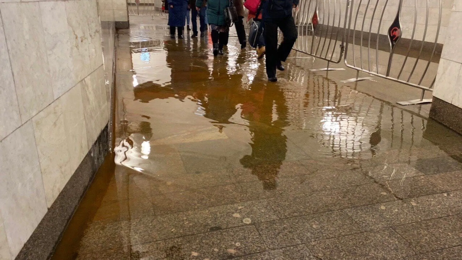 Какие затопило станции. Метро ясенево затопило. затопило метро в москве. потоп на станции ясенево. потоп в московском метро.