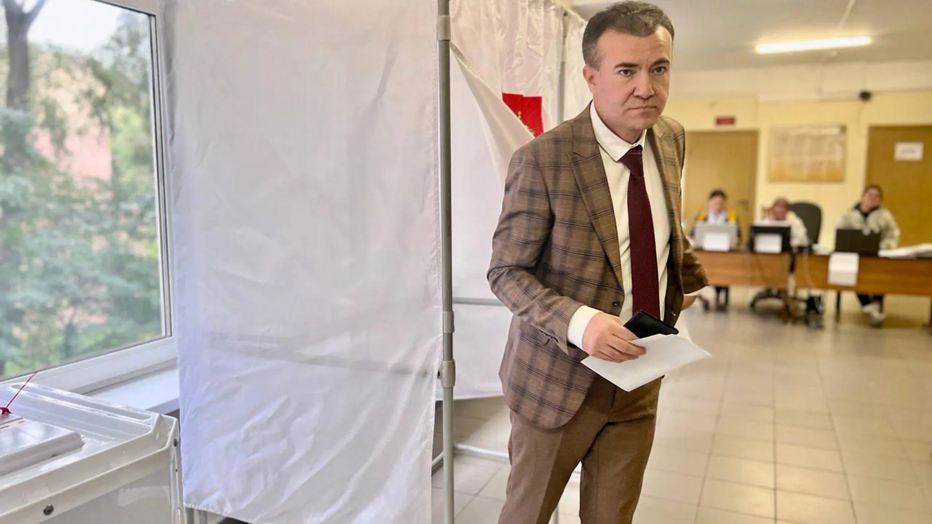 Главный редактор газеты «Реут» Валех Елчиев отдал свой голос на выборах губернатора