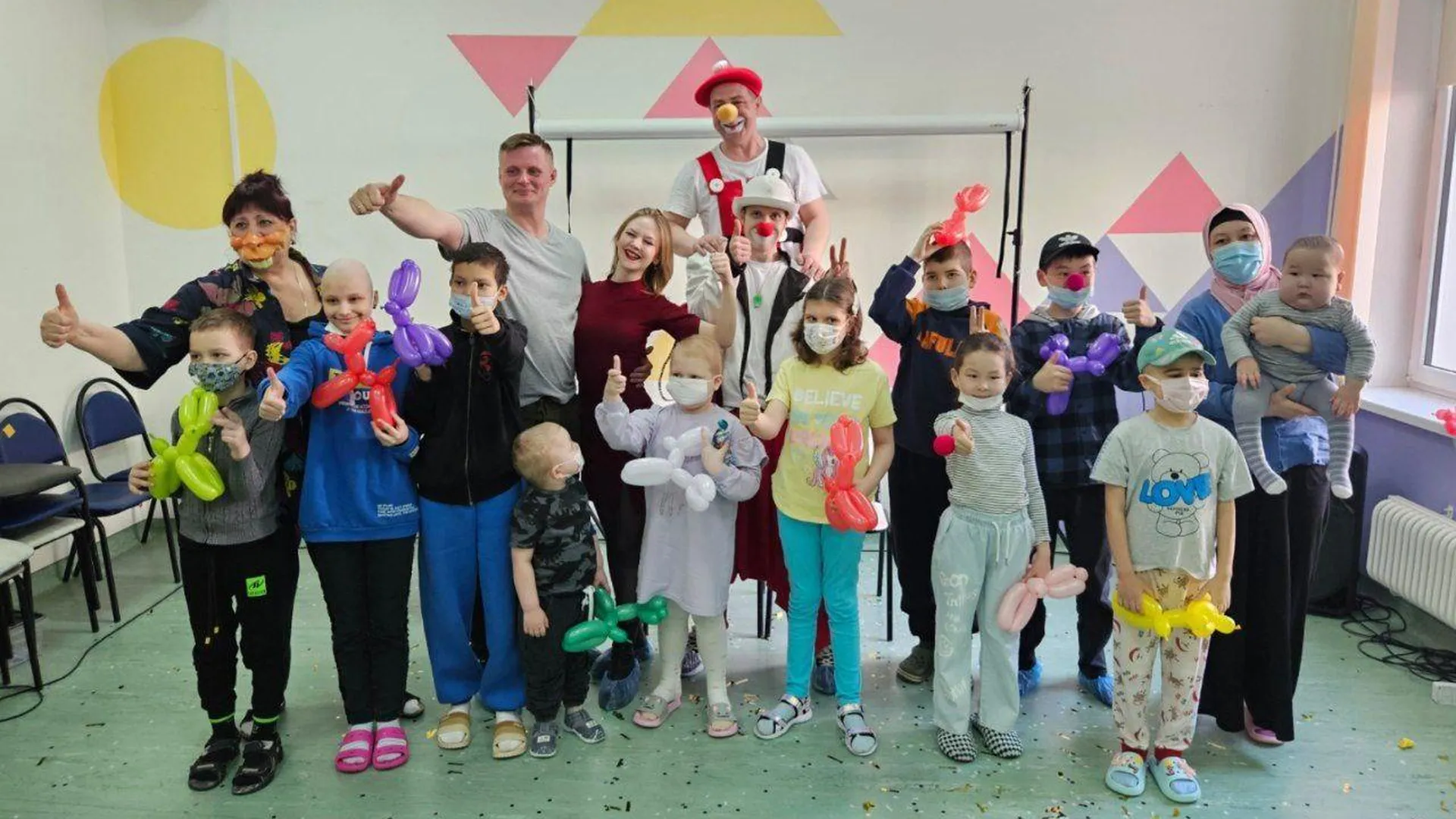 Артисты из Петербурга выступили в областном детском онкодиспансере в Балашихе