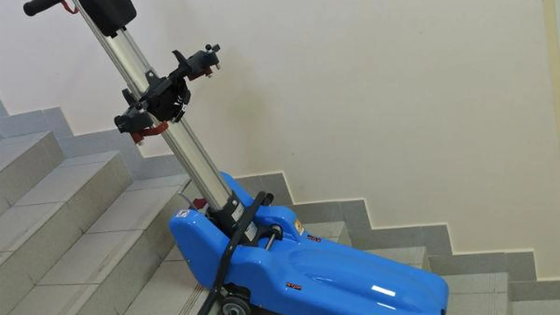 Подъемник для инвалидов появился в здании ФОКа в Реутове