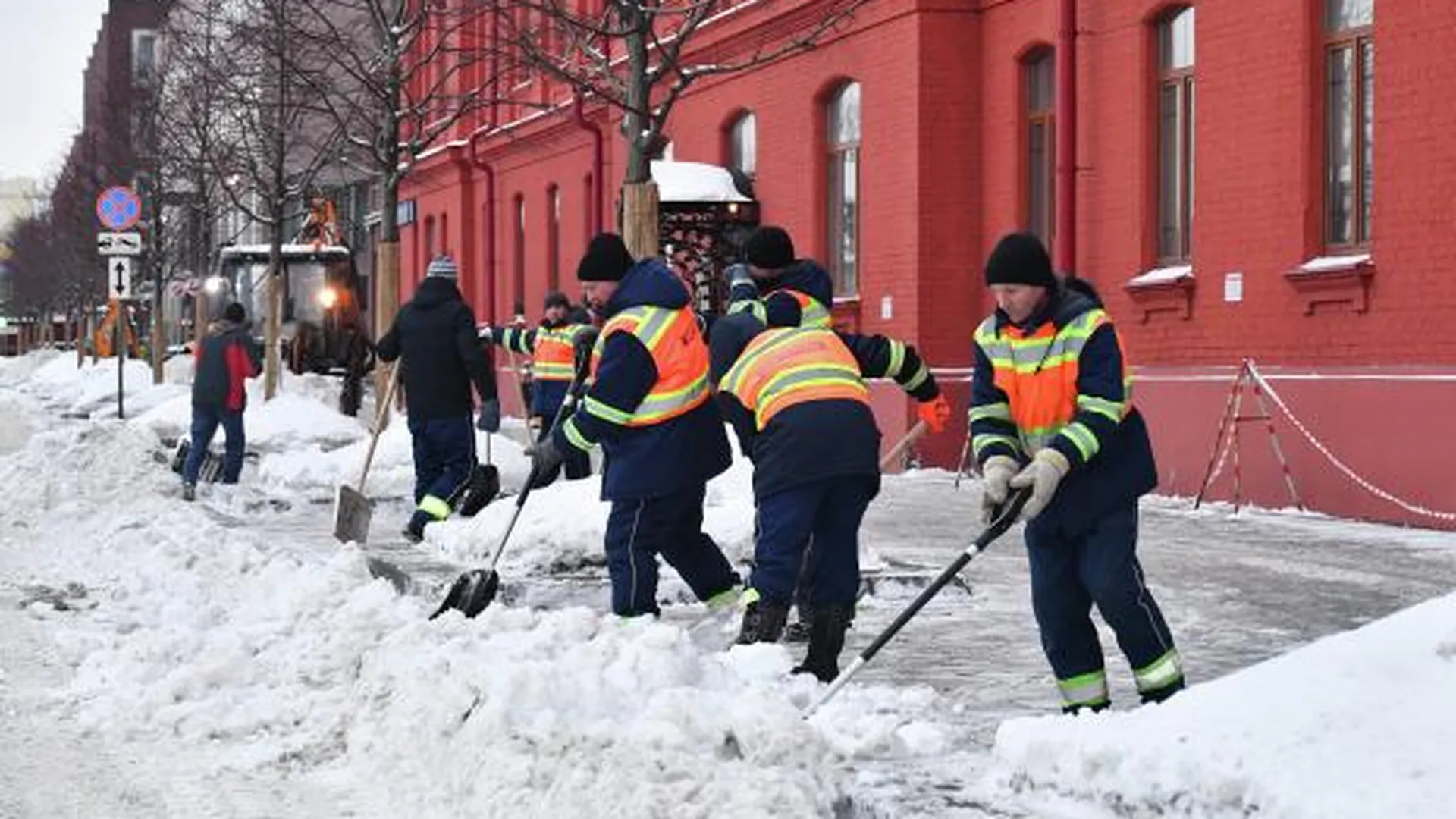 Более 160 тысяч человек привлекли к уборке снега в Москве