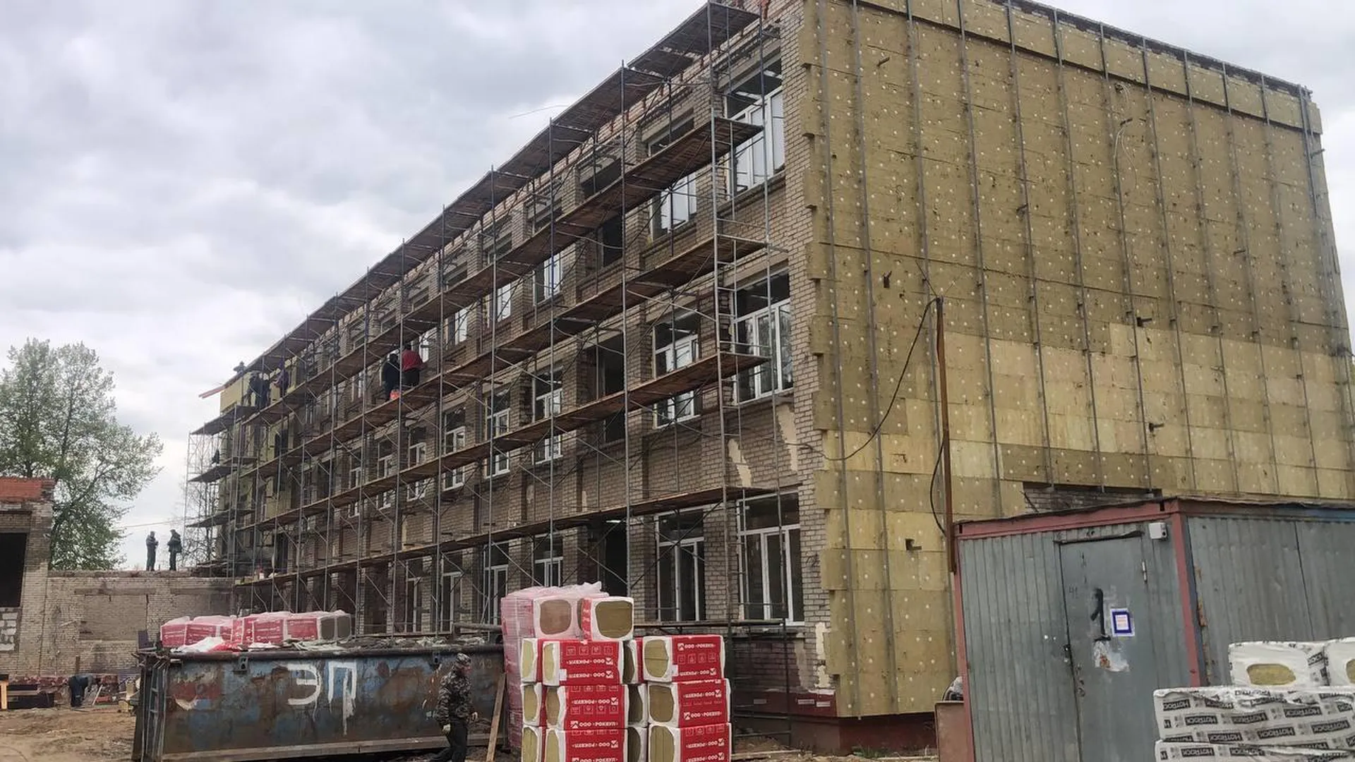 Строители завершают демонтажные работы в Правдинской школе в Пушкинском округе