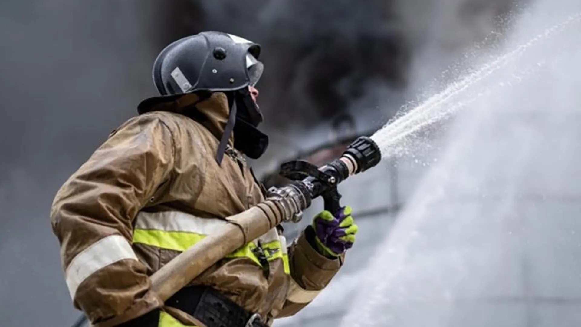 В горящую избу вошли: как пожарные спасают людей в Подмосковье