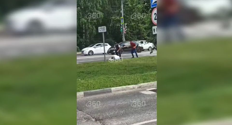 Видео 360.ru: толпа напала и избила мужчину на Можайском шоссе в Одинцове