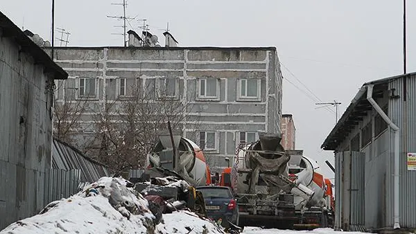 Жильцы двух домов в Одинцово делят территорию с базой металлолома