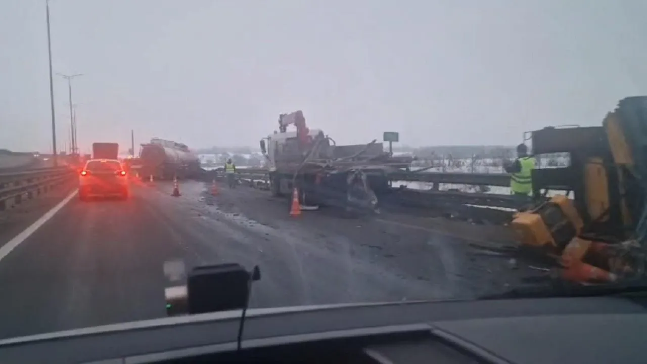 Водитель пострадал в ДТП с участием грузовика и «Газели» на ЦКАД в  Подмосковье