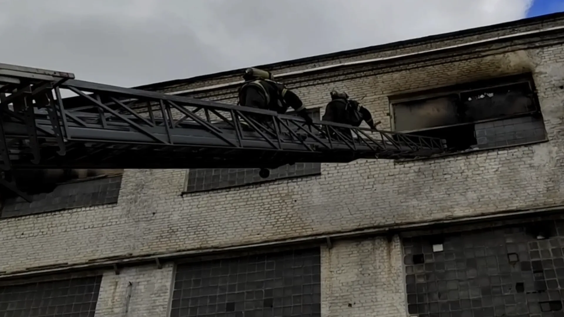 При пожаре на заводе в Воронеже погибли три человека
