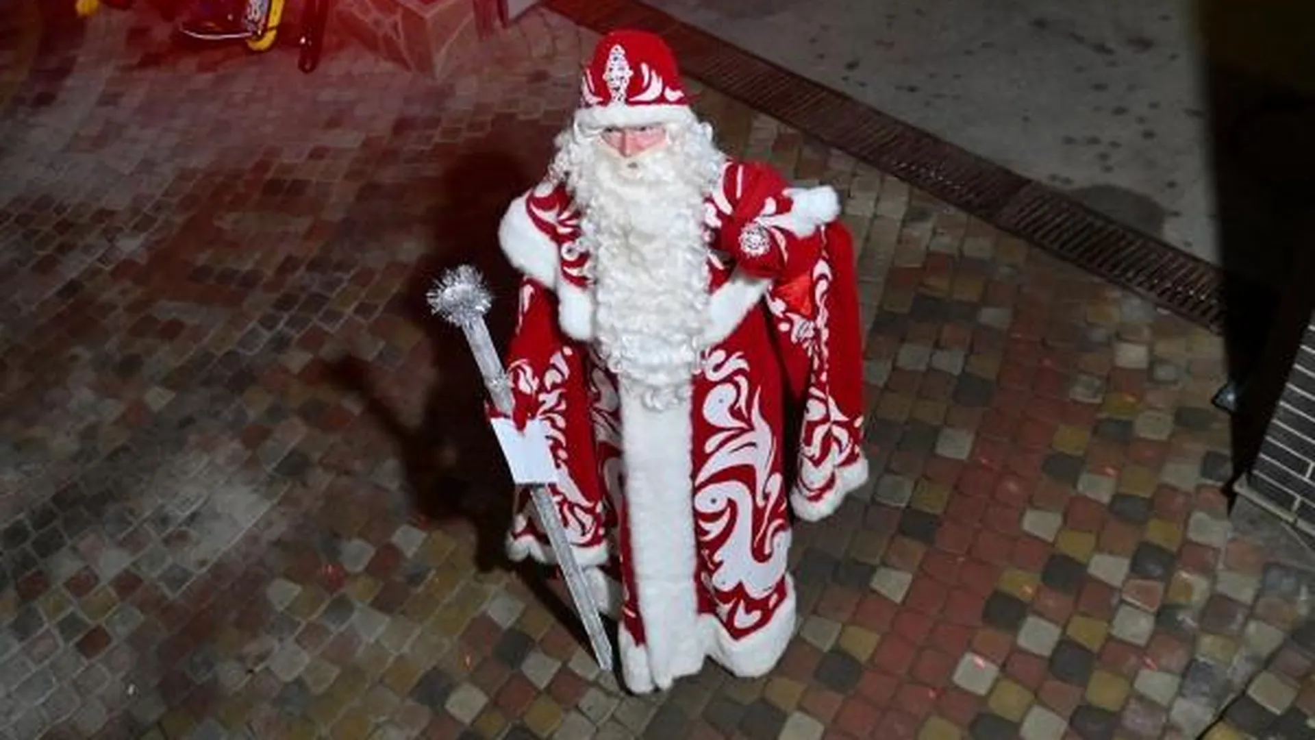 Пакет Деда Мороза в центре столицы сильно напугал жителей дома