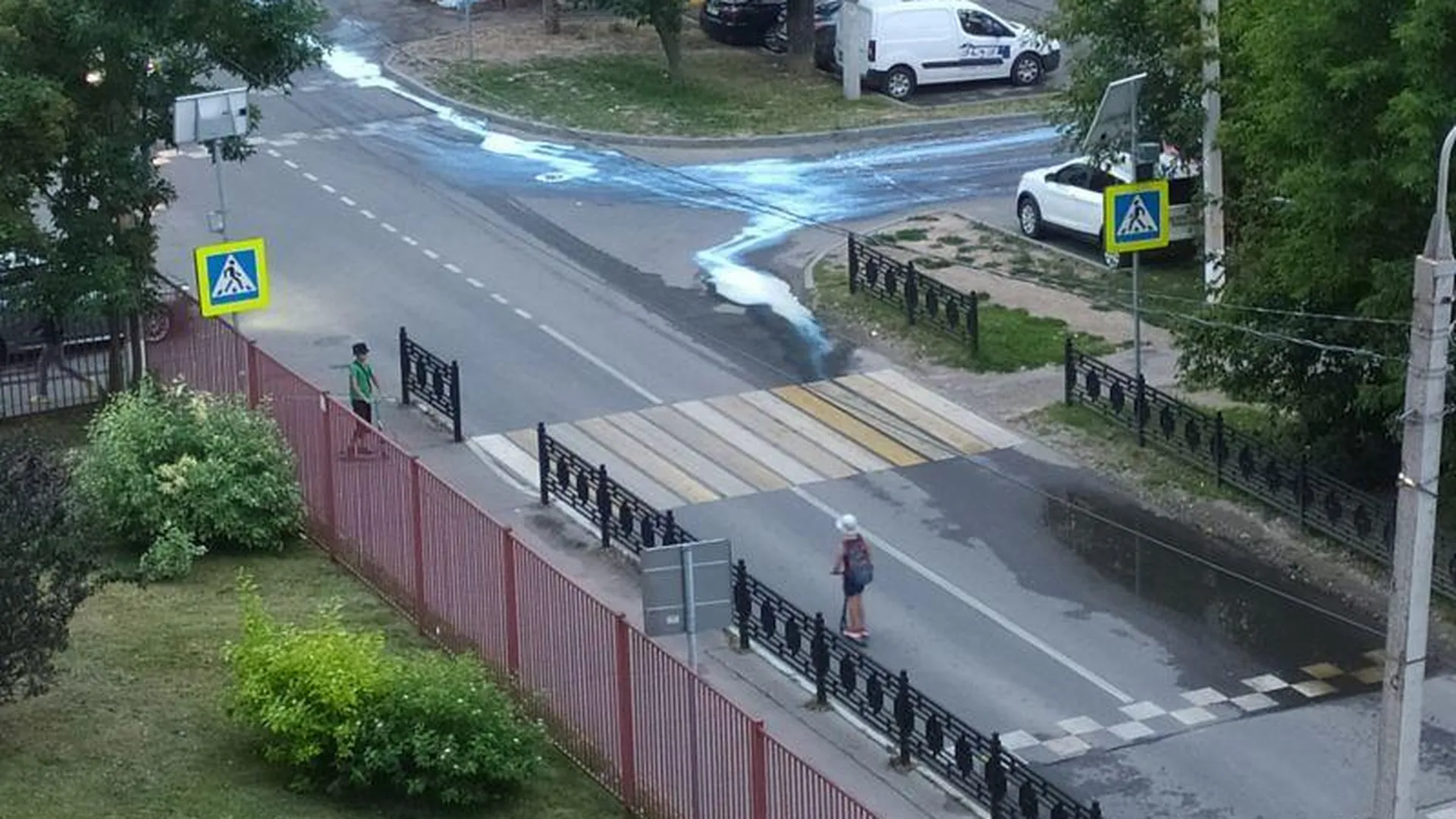 Жидкость белого цвета на дороге озадачила жителей Домодедово