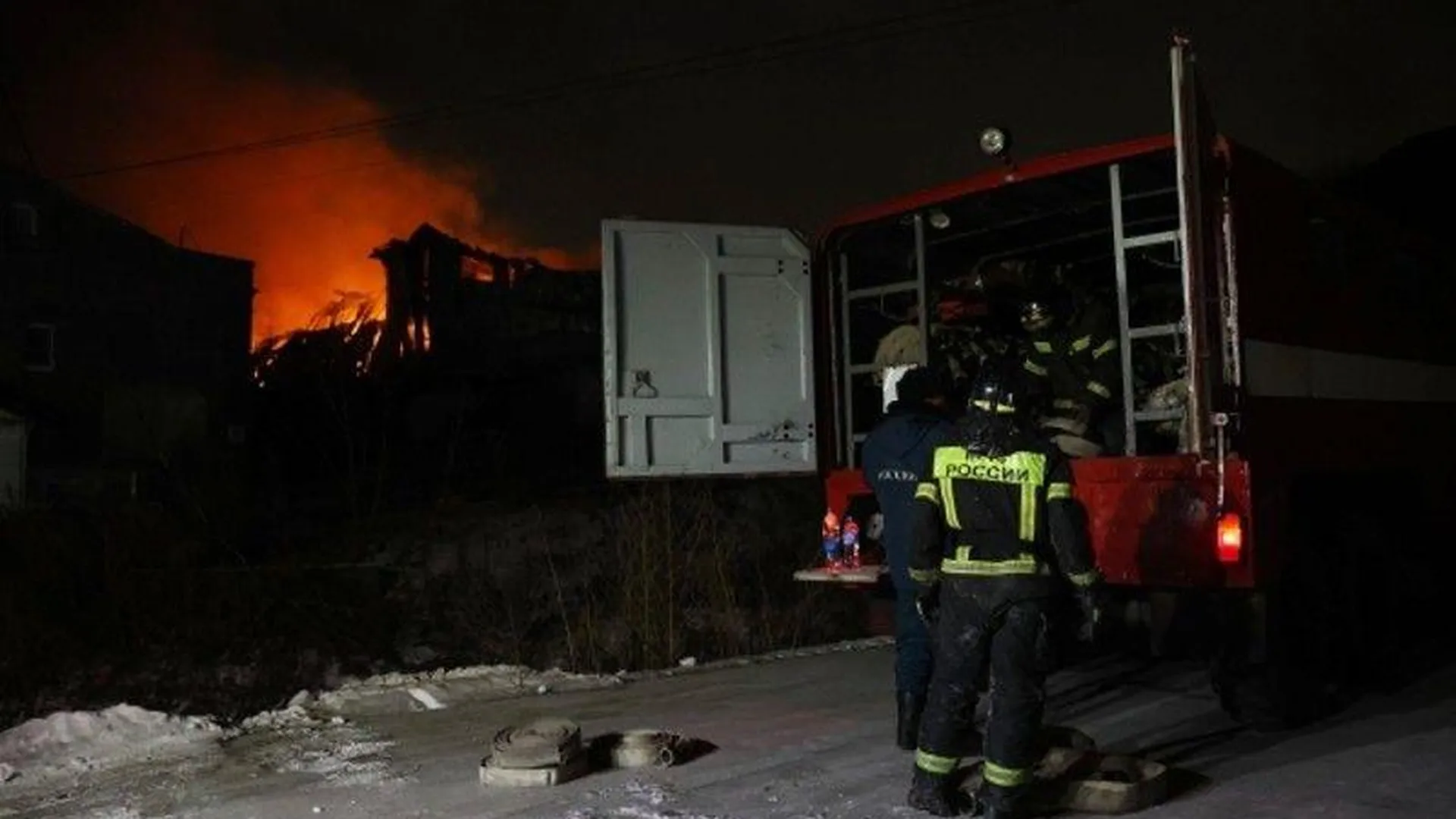 Спасатели эвакуировали женщин с тремя детьми при пожаре в Луховицах
