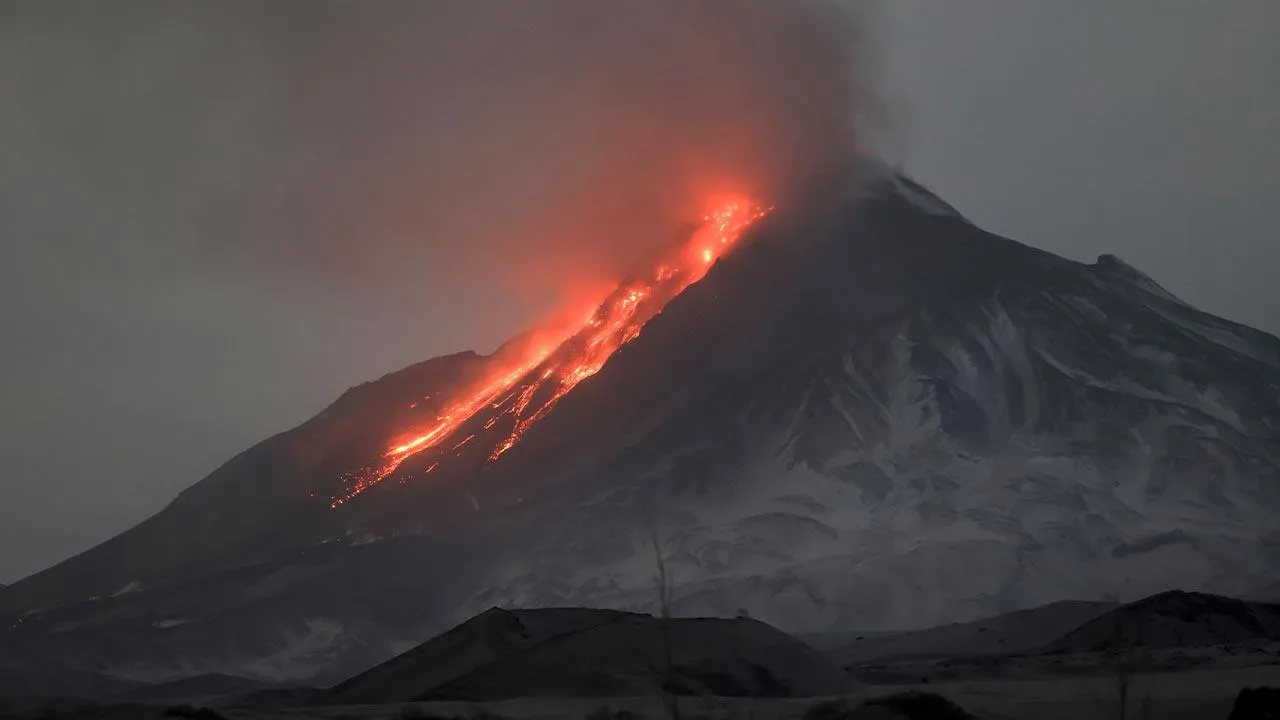 «Нужно пользоваться респираторами»: профессор рассказал, чем опасно извержение вулкана на Камчатке