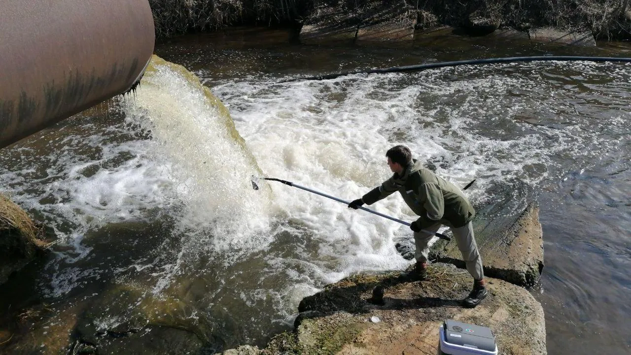 Подмосковная лаборатория проверила качество воды в двух озерах Лотошино