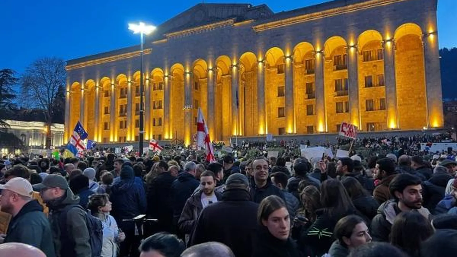 Участники акции протеста у здания парламента Грузии на проспекте Руставели в центре Тбилиси