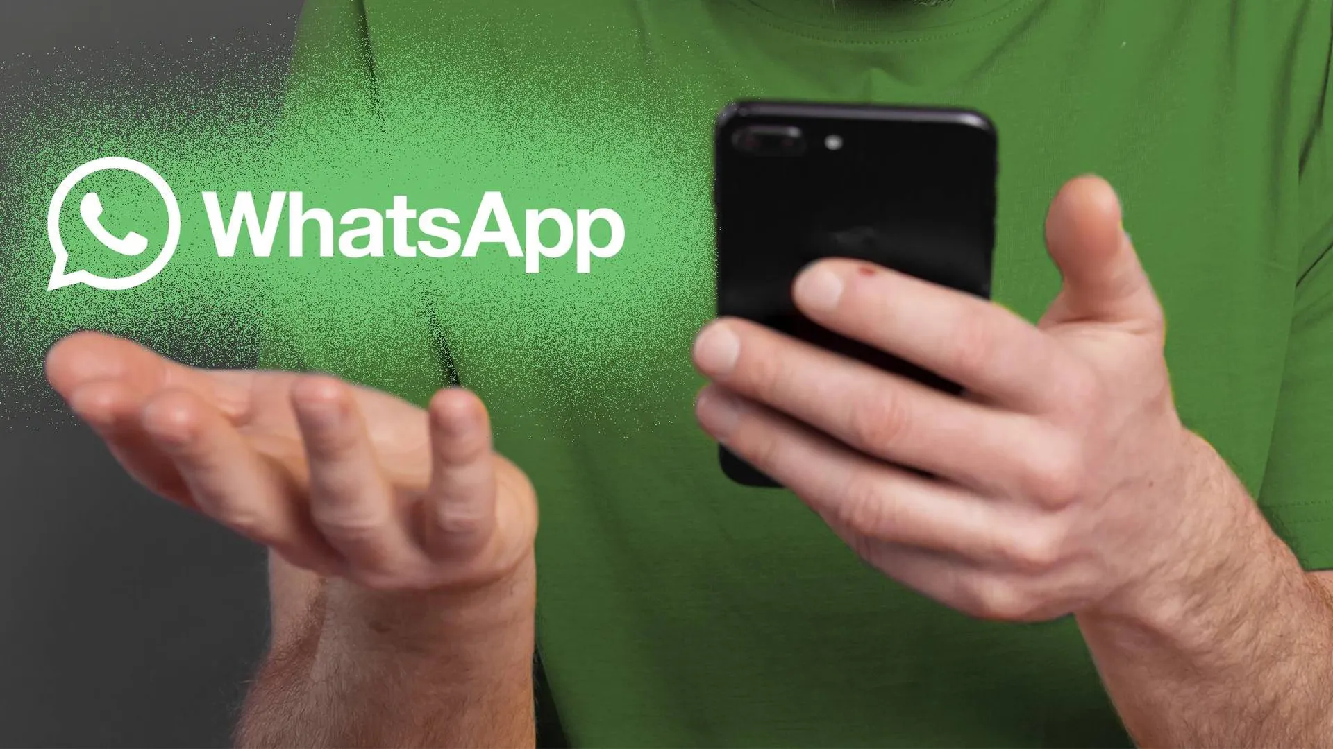 Человек с телефоном в руках и логотип WhatsApp