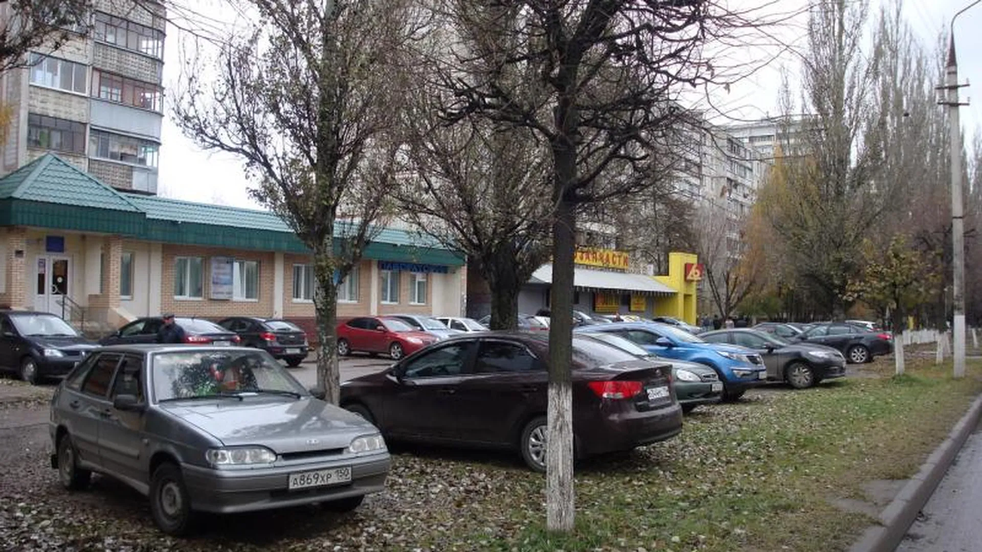 Парковку на газонах  пресекли в Серпухове