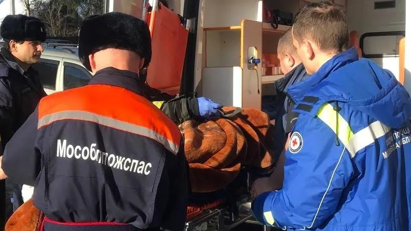 Подмосковные спасатели освободили из запертой квартиры пенсионерку с признаками инсульта
