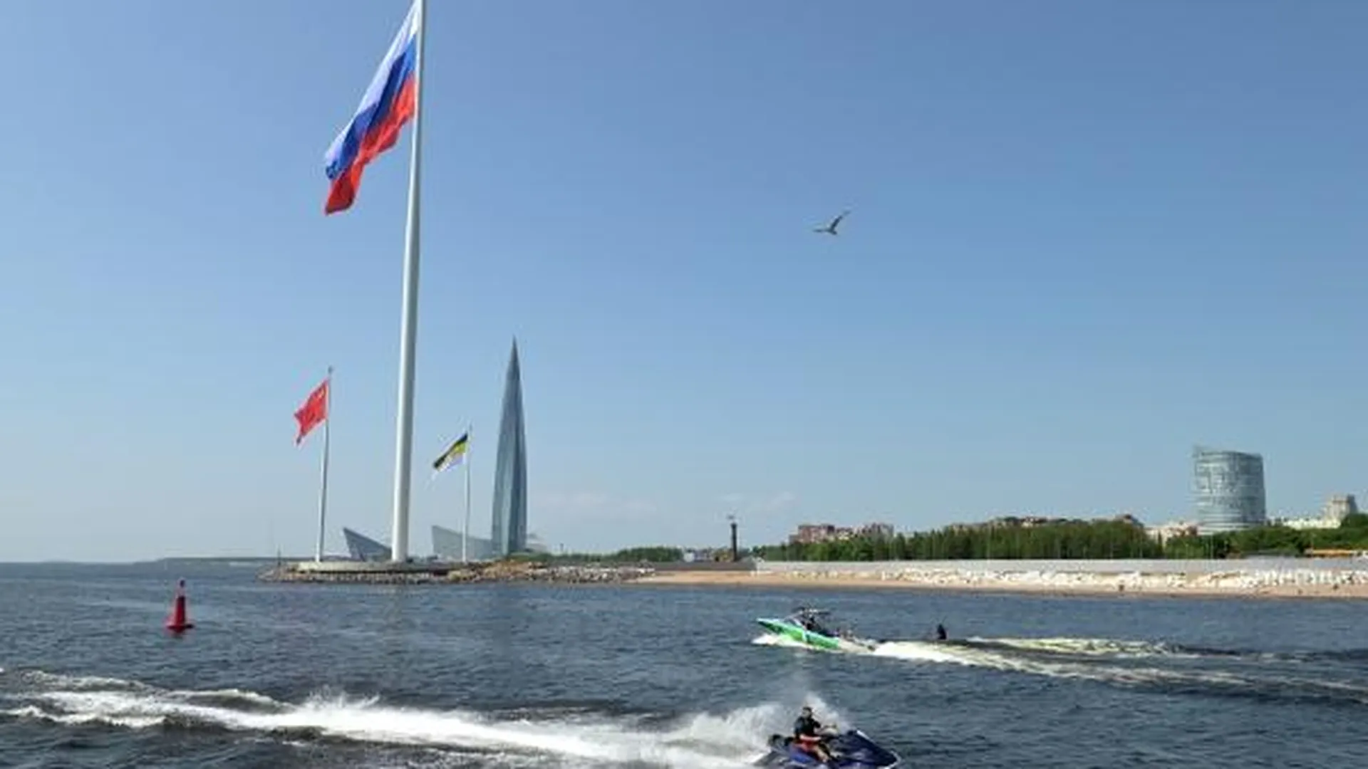 Песков прокомментировал поднятие флага СССР в Санкт-Петербурге