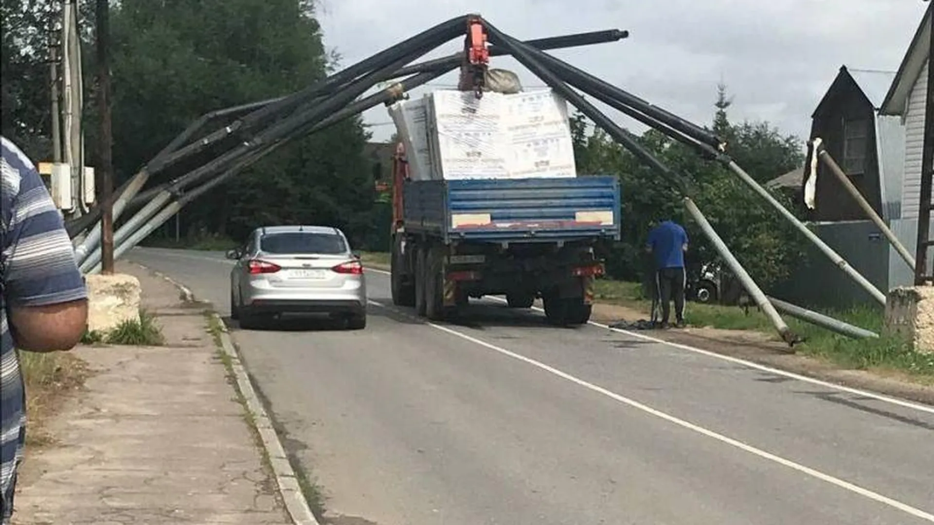 Грузовик снес трубопровод в поселке под Подольском