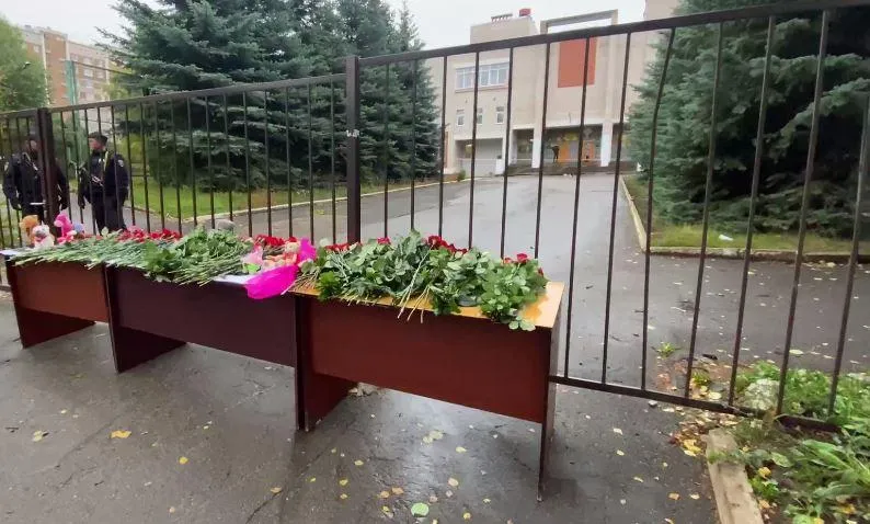 Мемориал около школы Ижевска. Источник фото: «360»
