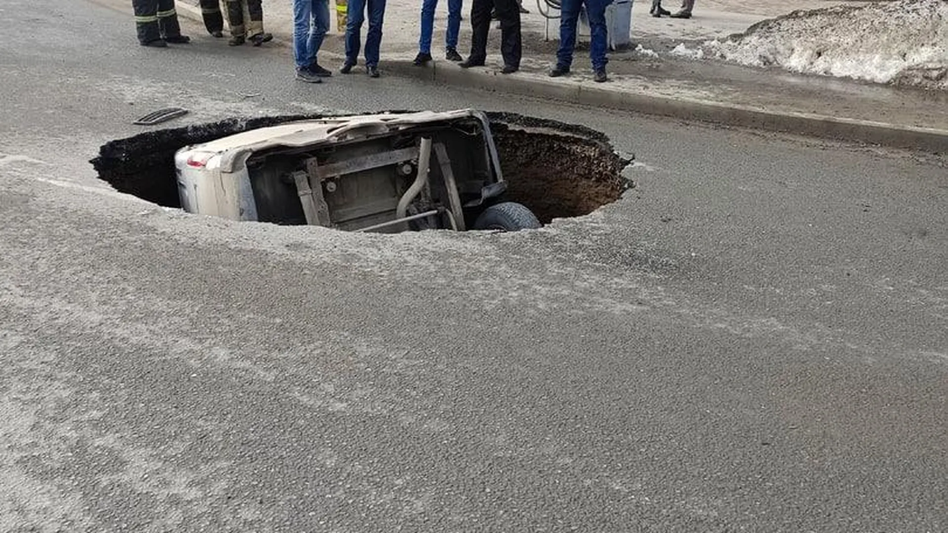 Пассажирская «Газель» провалилась в яму на дороге в Перми
