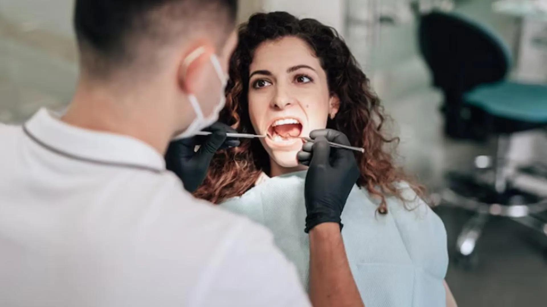 Стоматолог Жабин рассказал, какие полезные продукты вредят зубам