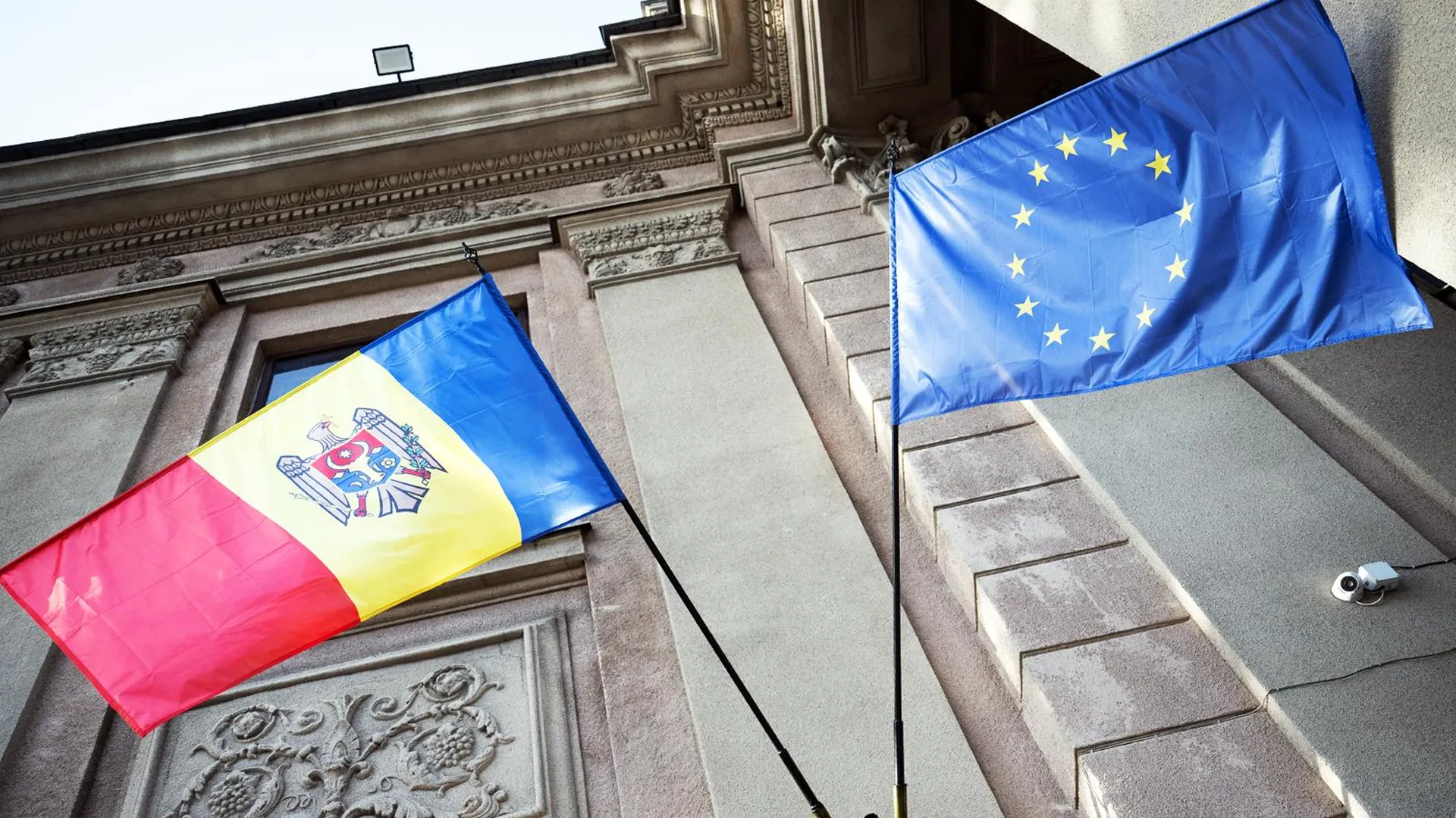 Флаги Республики Молдова и Европейского союза. Фото: Sebastian Gollnow/dpa