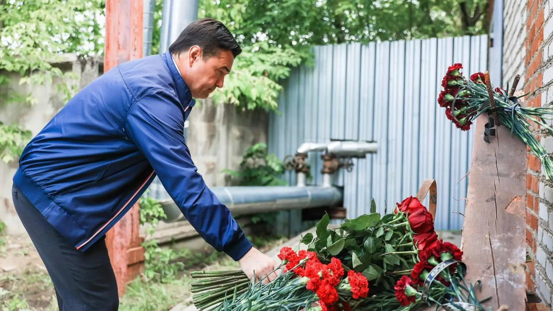 Губернатор Подмосковья возложил цветы к стихийному мемориалу на месте взрыва в Сергиевом Посаде