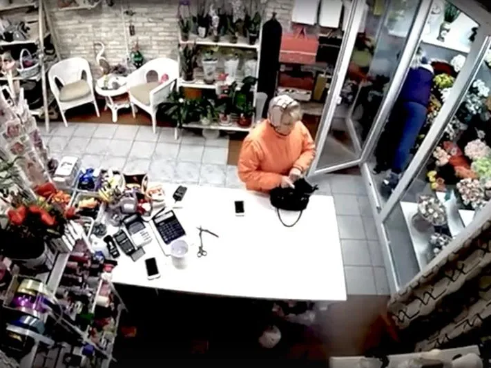 Покупательница цветов в Железнодорожном украла из магазина iPhone