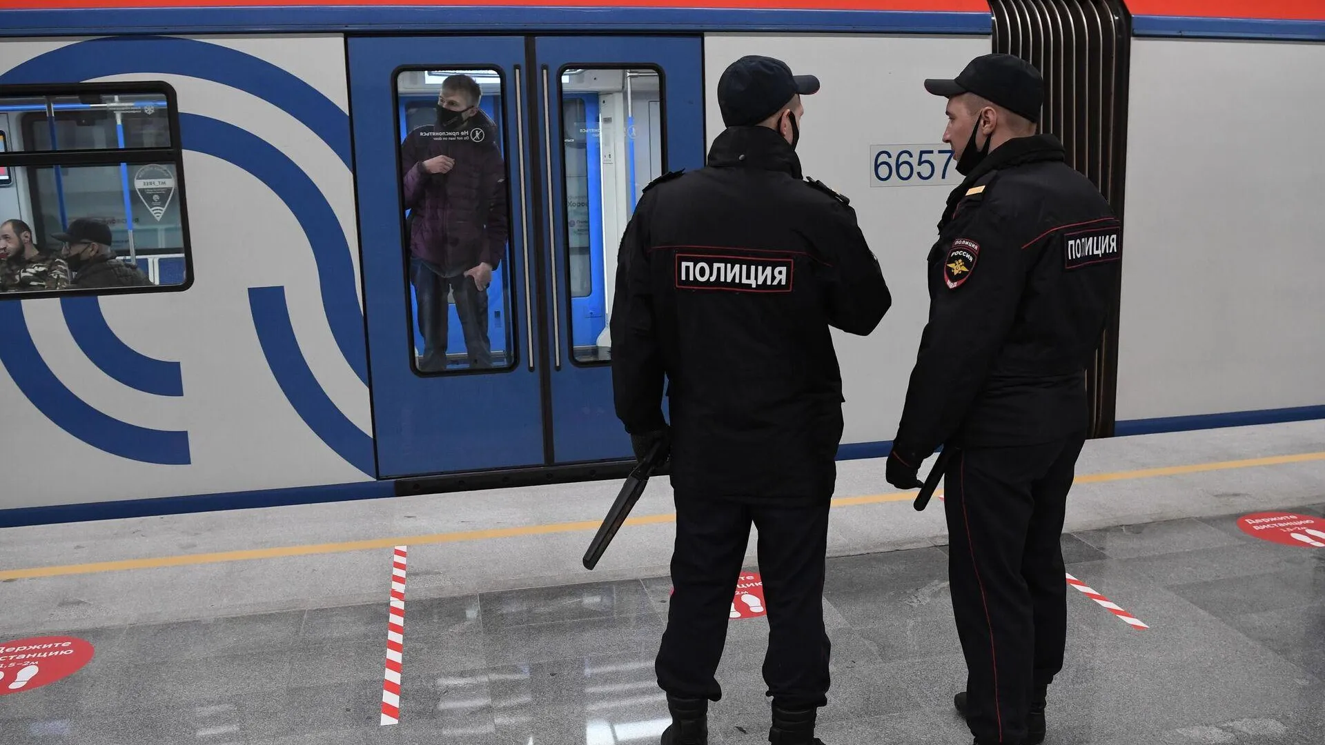 Шесть молодых людей арестовали и оштрафовали за стриптиз в московском метро