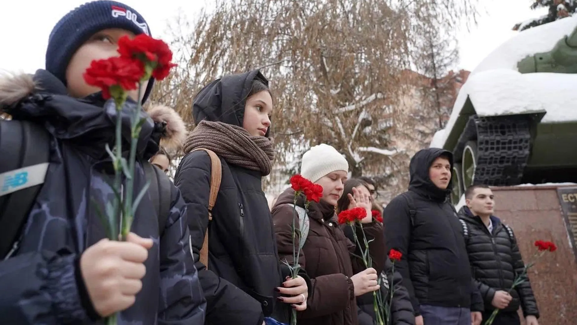 В Котельниках возложили цветы к памятнику «Танк Мать — Родина»