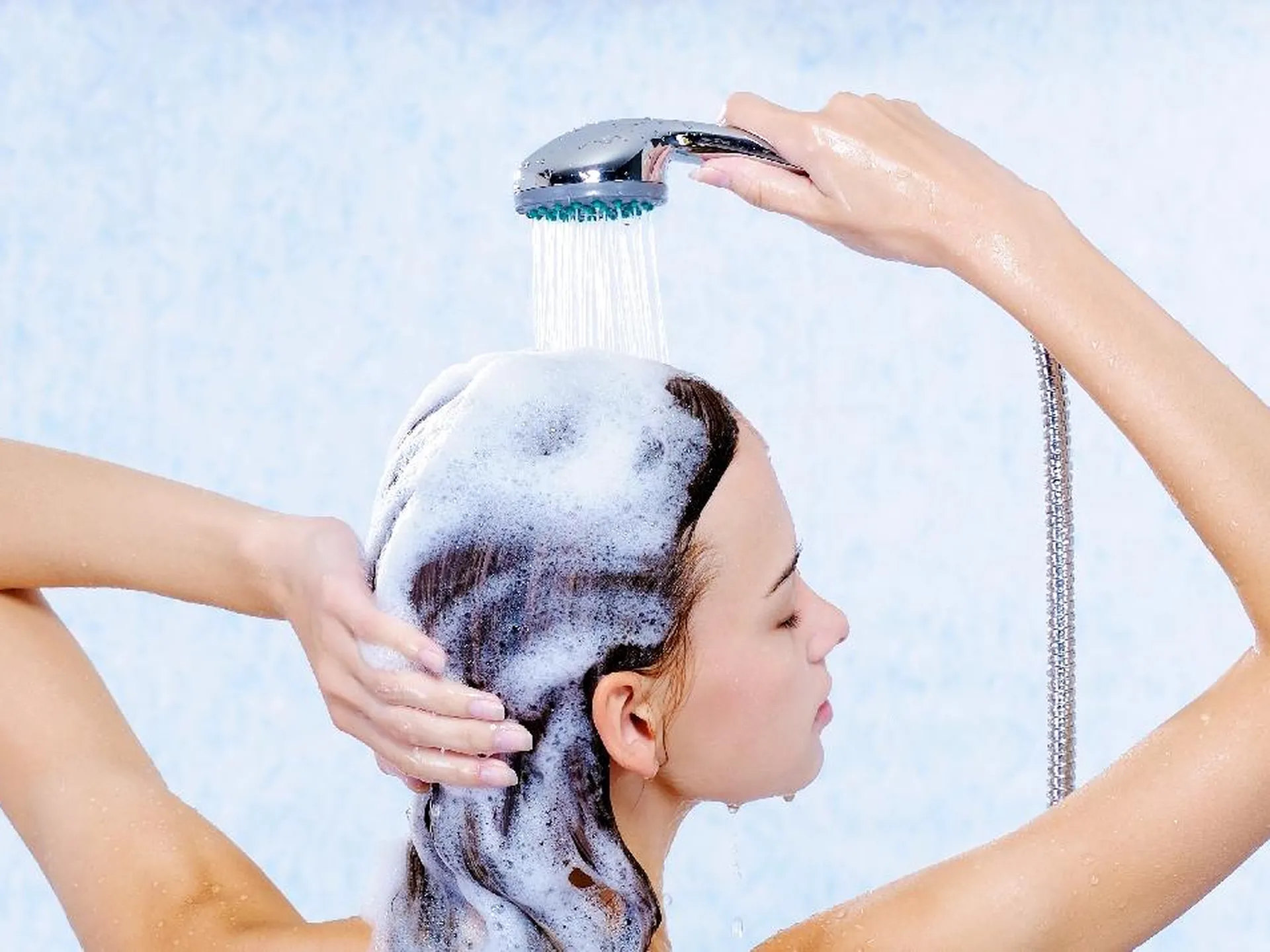 «Можно потерять ориентацию»: реабилитолог раскрыла, почему опасно мыть голову, наклонившись над ванной