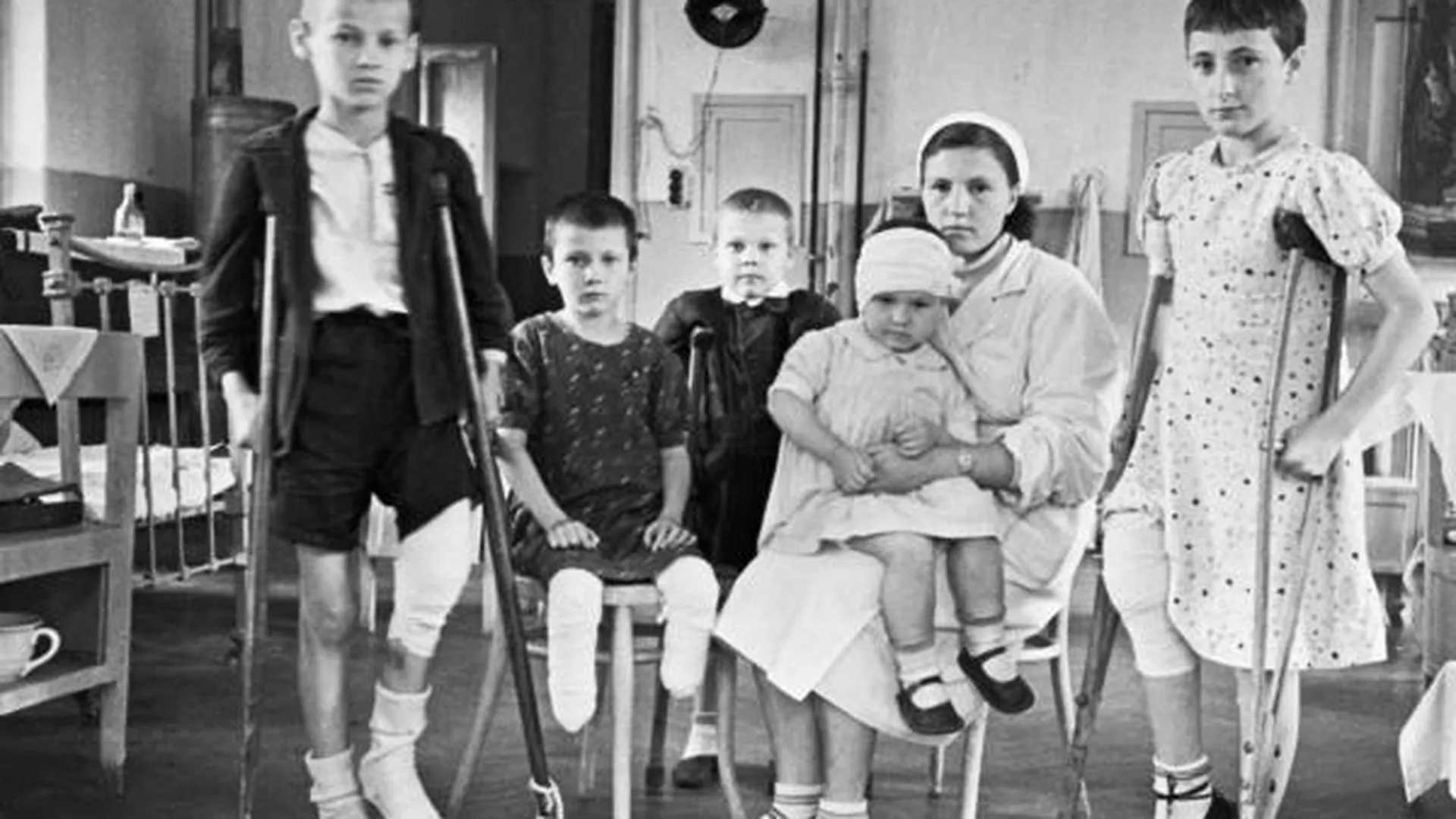 Раненые и искалеченные дети в палате Ленинградского государственного педиатрического института