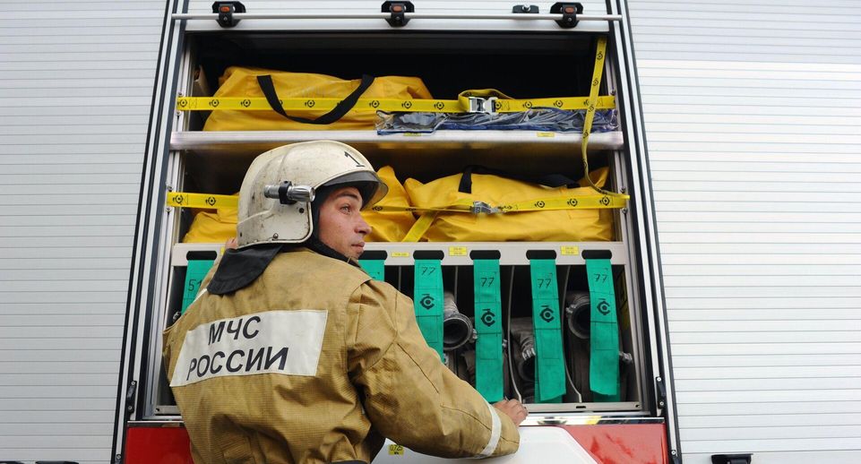 Источник 360.ru: на юго-востоке Москвы мужчина поджег крышу дома и упал с нее