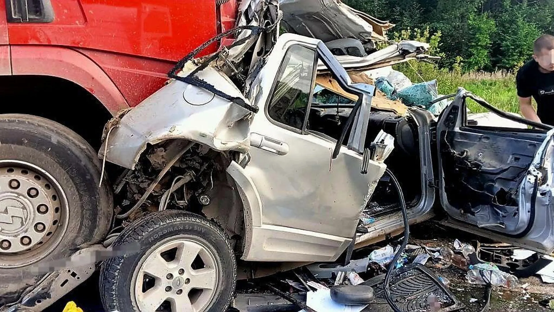 Работники «Мособлпожспаса» вытащили водителя из смятой в аварии легковушки