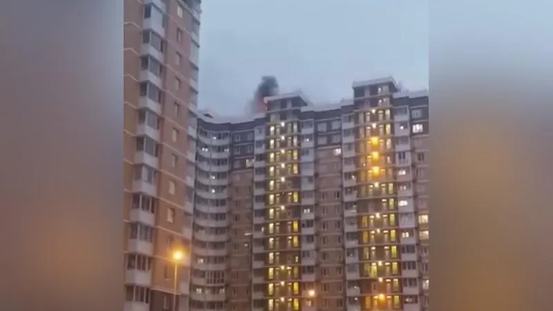 Пылающую крышу многоэтажки, которую подожгли подростки, затушили жители