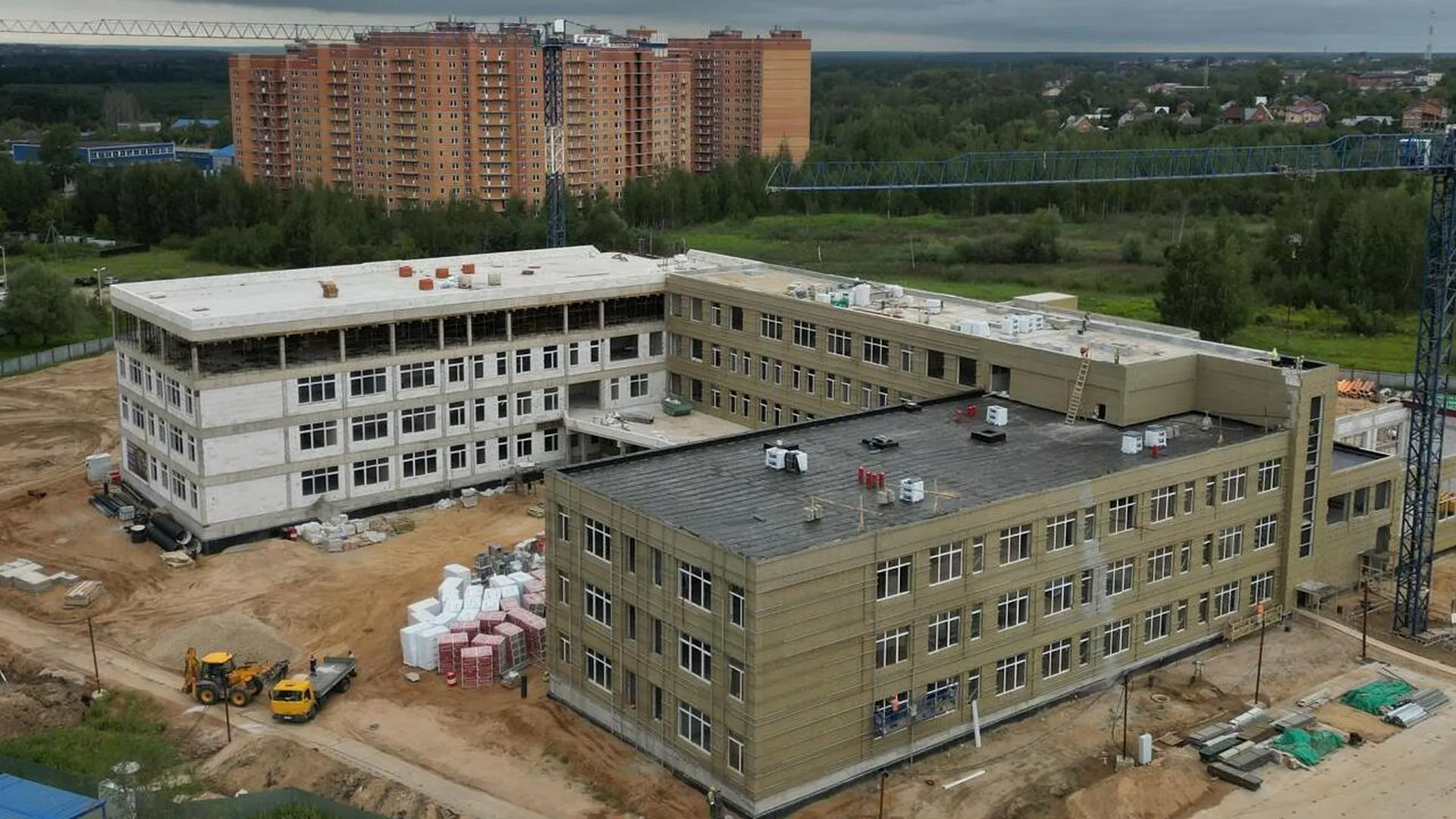 В подмосковном Дмитрове строится школа со стадионом для всех желающих заниматься спортом