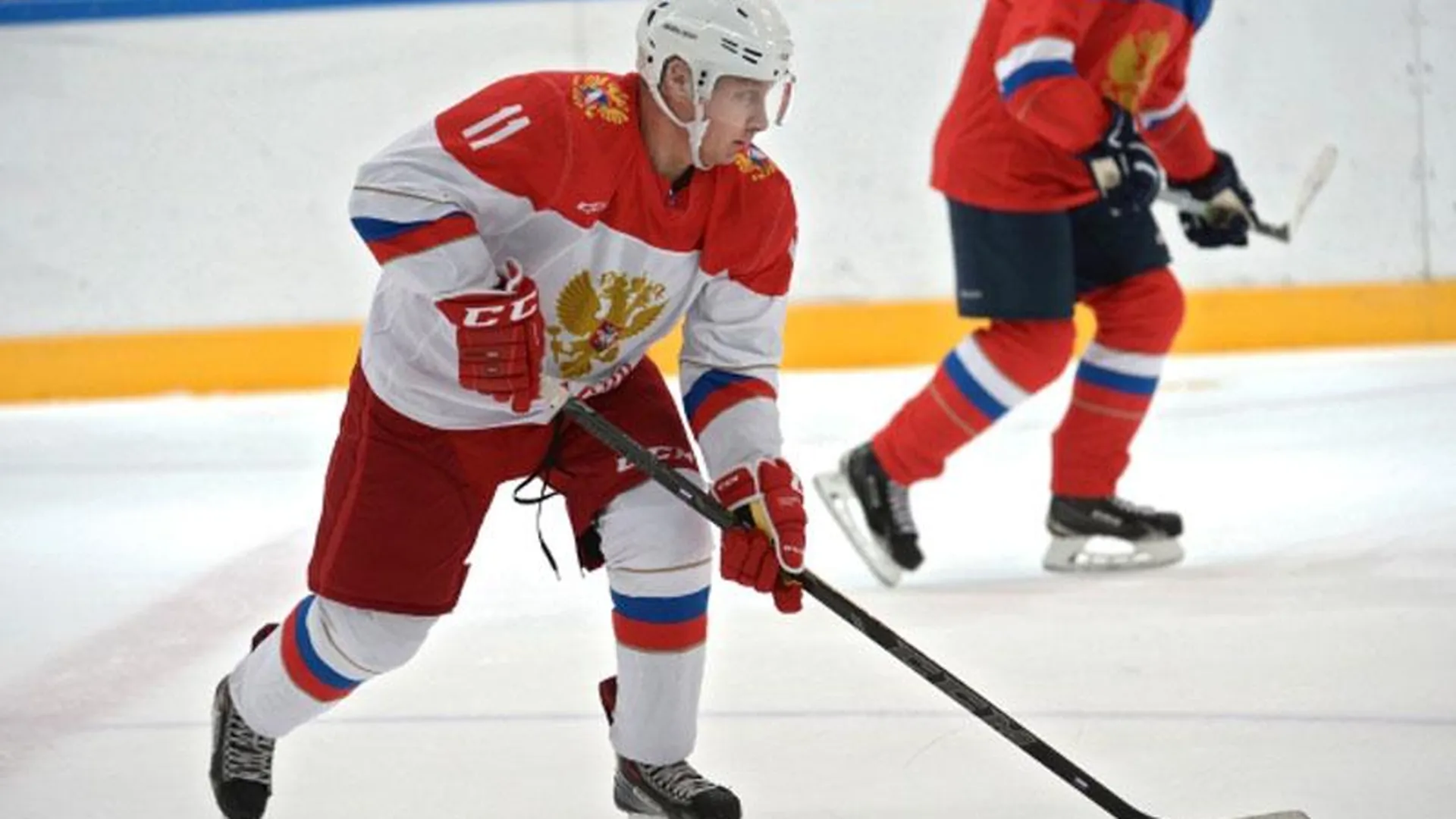 Путин поиграл в хоккей в Красной Поляне