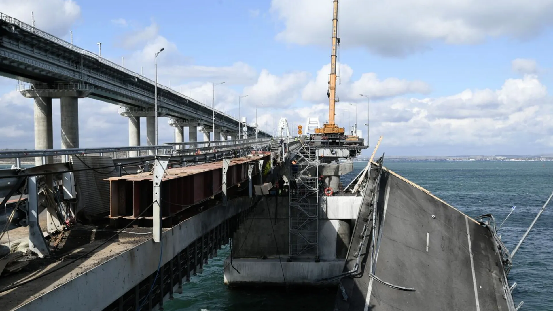 Восстановительные работы на Крымском мосту, пострадавшем из-за теракта. Фото: Константин Михальчевский