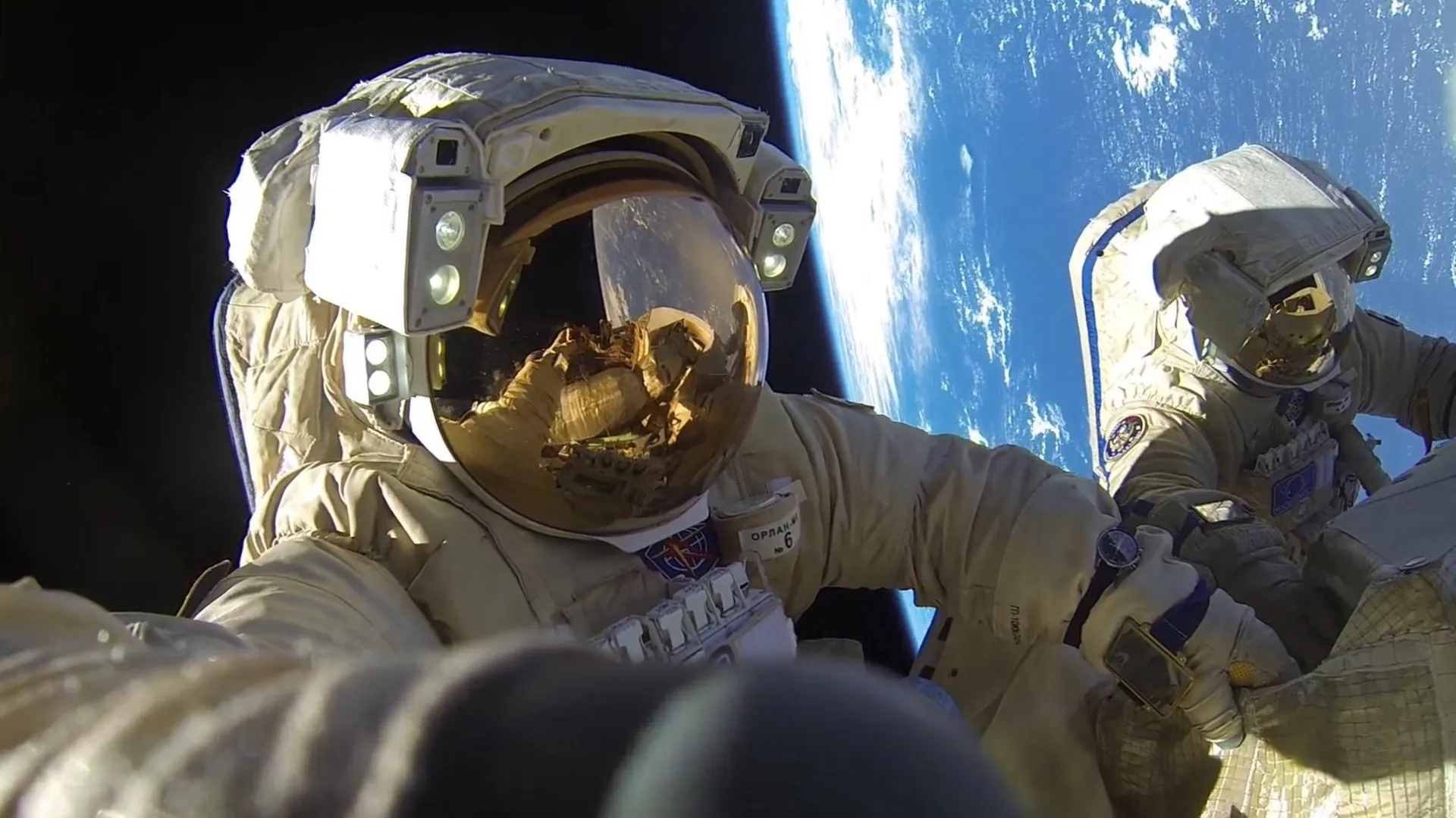 Российские космонавты провели более 6 часов в открытом космосе